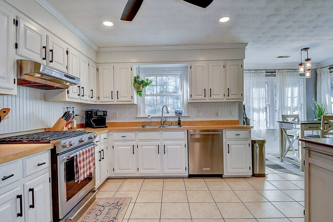 Building Photo - Spacious Ranch in Hickory