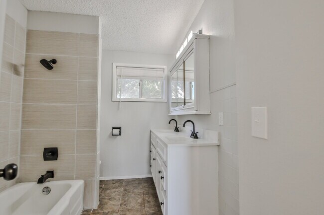 Building Photo - Charming 3 Bedroom, 1 bathroom in Central Lubbock