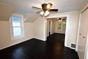 Building Photo - 1211 Summit St