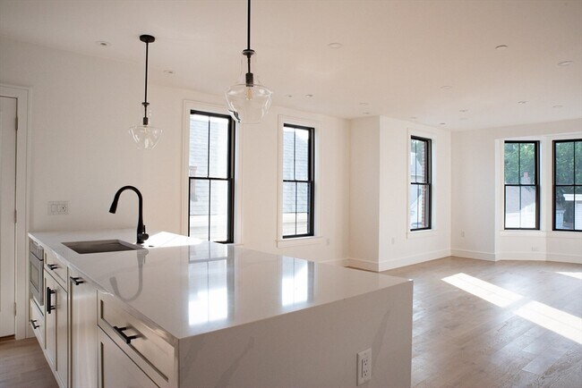 Building Photo - 57 Saratoga St