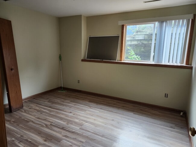 Building Photo - 301 King St