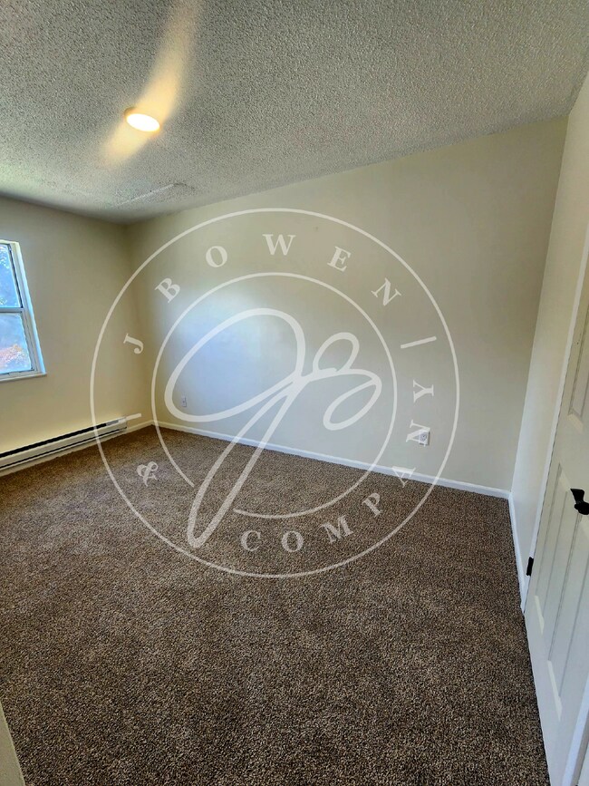 Building Photo - Preparing for showings! 3 bed 1.5 bath nea...