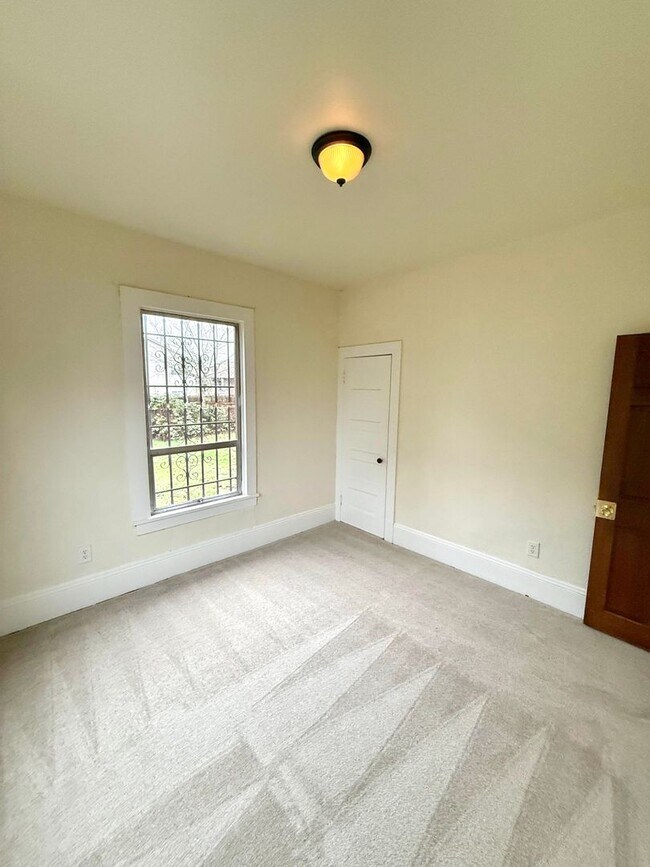 Building Photo - Charming 5-Bedroom Central District Home