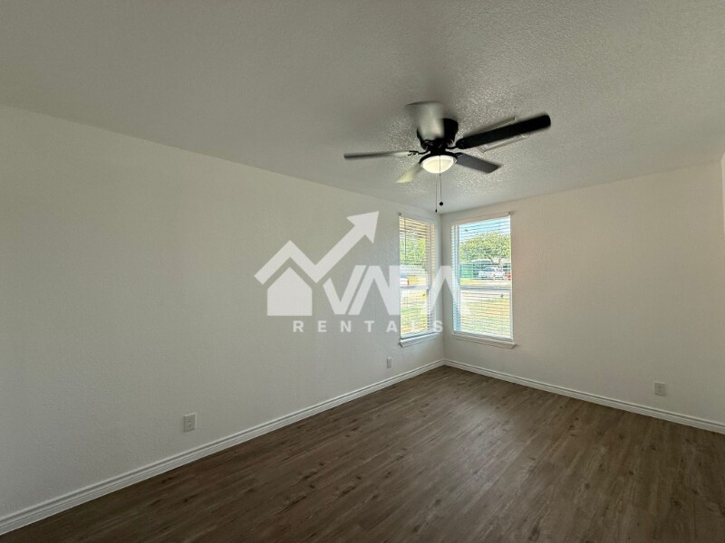 Building Photo - 4411 Eisenhauer Rd