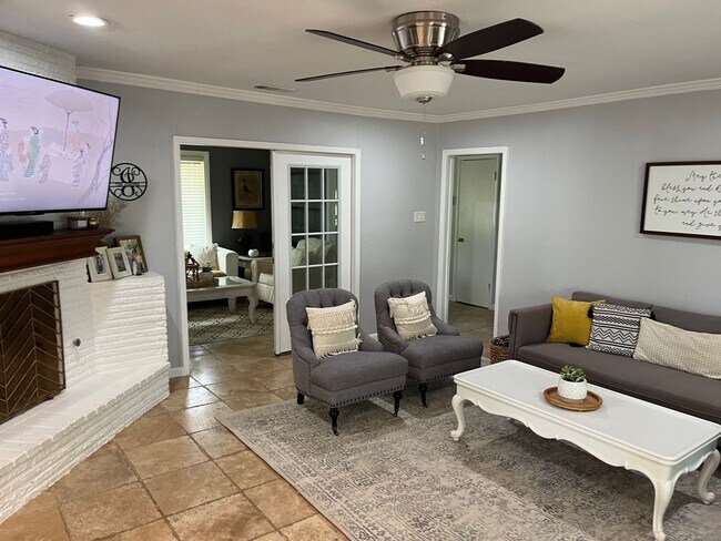 Building Photo - 830 Blackburn St