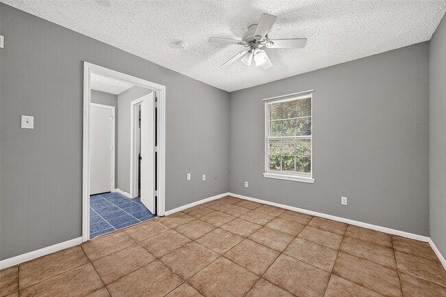Building Photo - 19002 Mirror Lake Dr