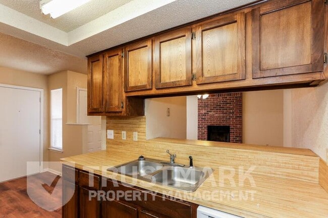 Building Photo - 2701 Bermuda Dr