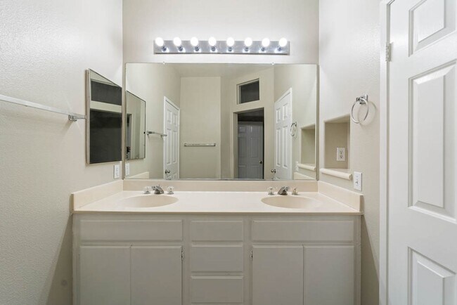 Building Photo - Gorgeous Town Home- Gated community- Pool