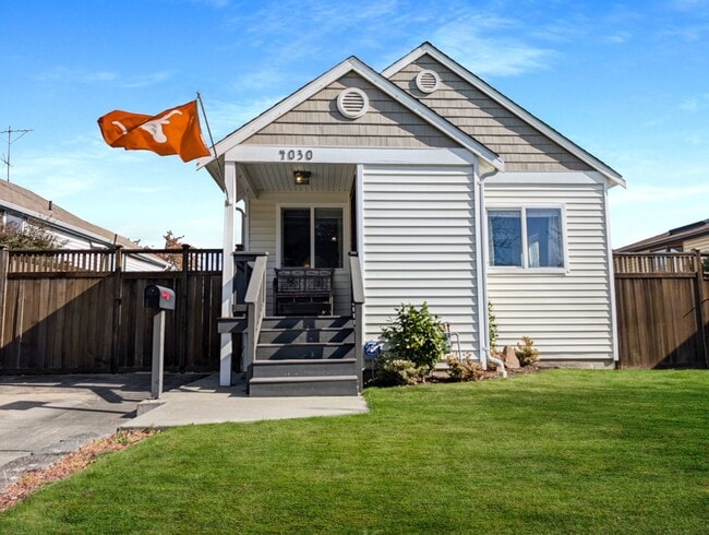Building Photo - Elegant 3-Bedroom Home with Exceptional Craftsmanship in West Seattle