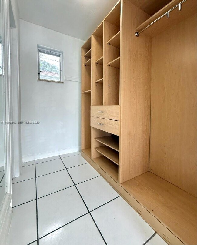 Building Photo - 823 NE 10th St