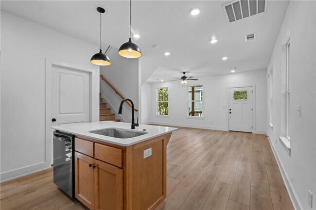 Building Photo - 576 S Willow Ave