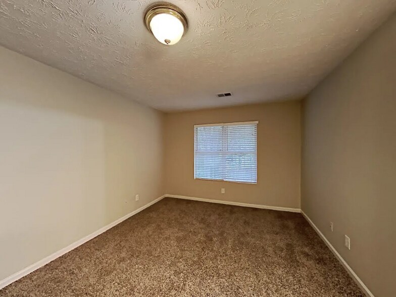 Building Photo - 2700 Cedar Trace Dr