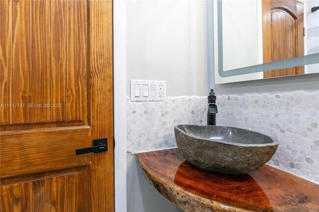 Building Photo - 1507 Harding St