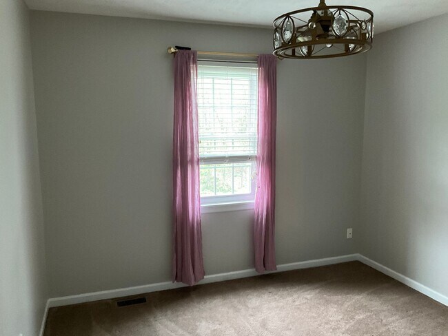 Building Photo - Large 3 Bedroom 2.5 bath townhome with additional finished room.