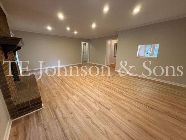 Building Photo - Charming 3 Bedroom Home Near Country Club ...