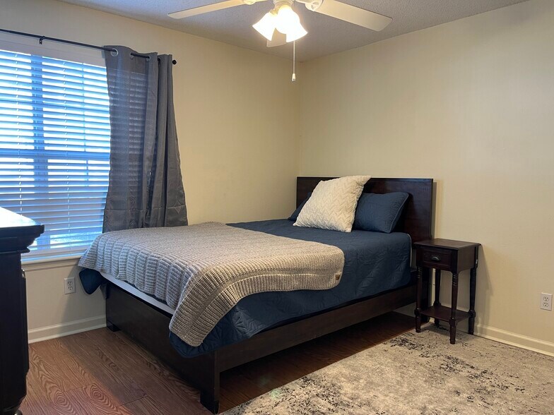 Queen size bed - 547 Collinsford Rd