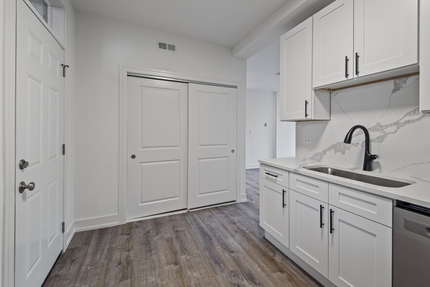 Building Photo - 1902 N Whipple St