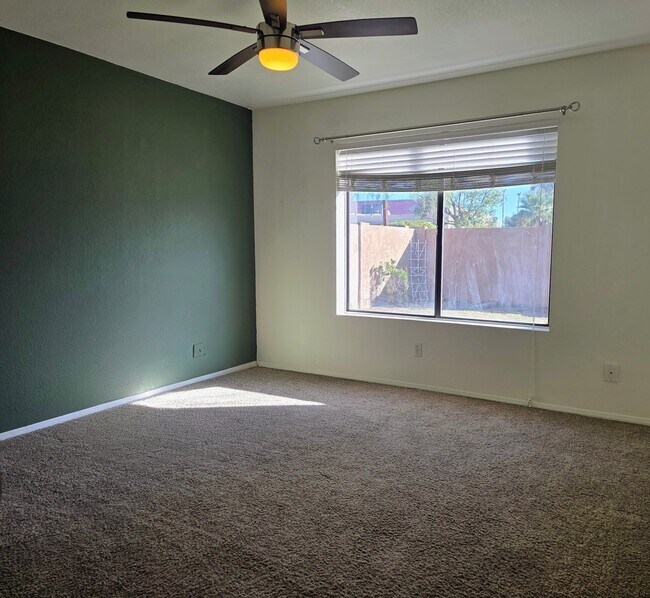 Building Photo - 1827 E Manhatton Dr