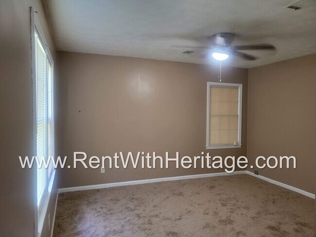 Building Photo - GREAT HOME / 3 BEDROOMS AND BONUS ROOM / GREAT LOCATION /  PRIVATE FENCED YARD