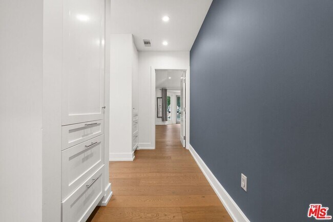 Building Photo - 2400 S Beverly Dr
