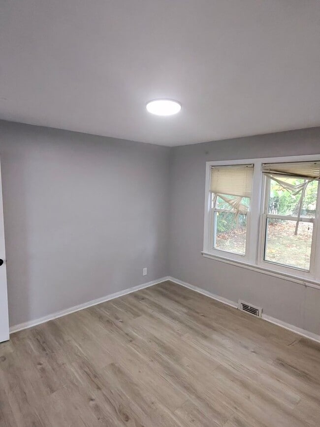 Building Photo - 3 bed 1 bath newly renovated