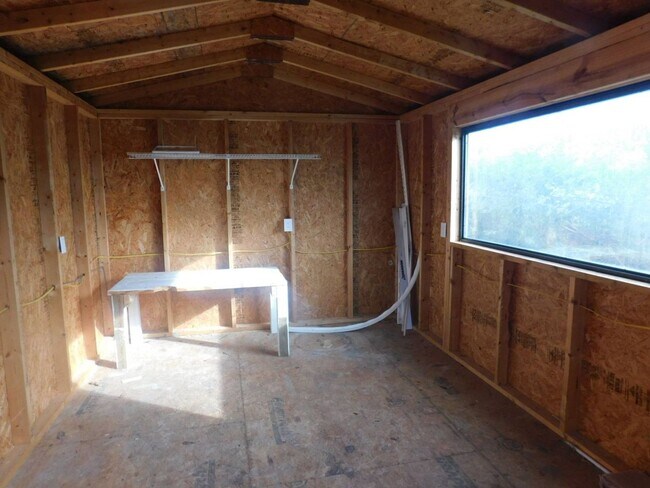 Building Photo - Family home