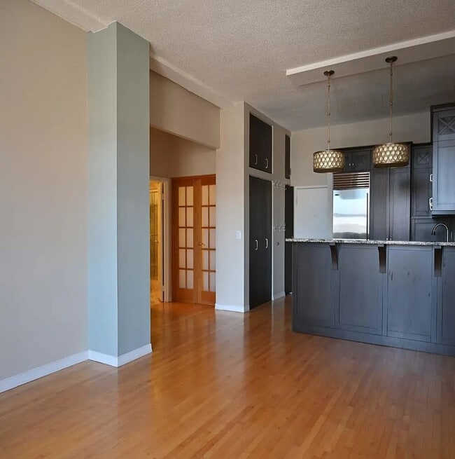 Building Photo - High-End Living in a Prime Area