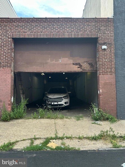 Building Photo - 2530 E Cambria St