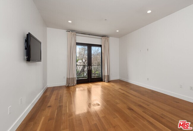 Building Photo - 1304 S Roxbury Dr