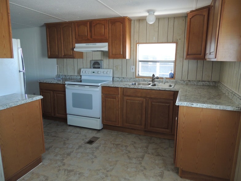 NEWLY REMODLED KITCHEN - 7424 Egress Ln
