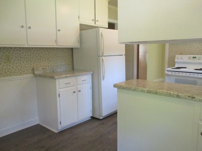 Building Photo - 3 Bed, 1.5 Bath Home