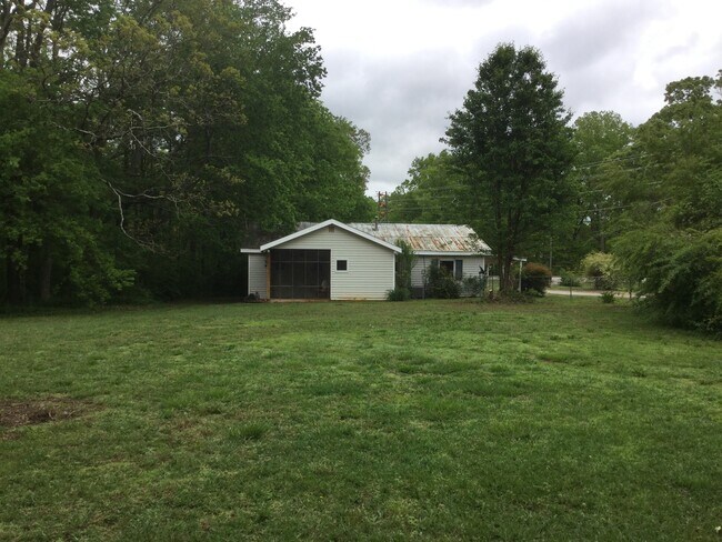 Building Photo - Country House on 1 Acre