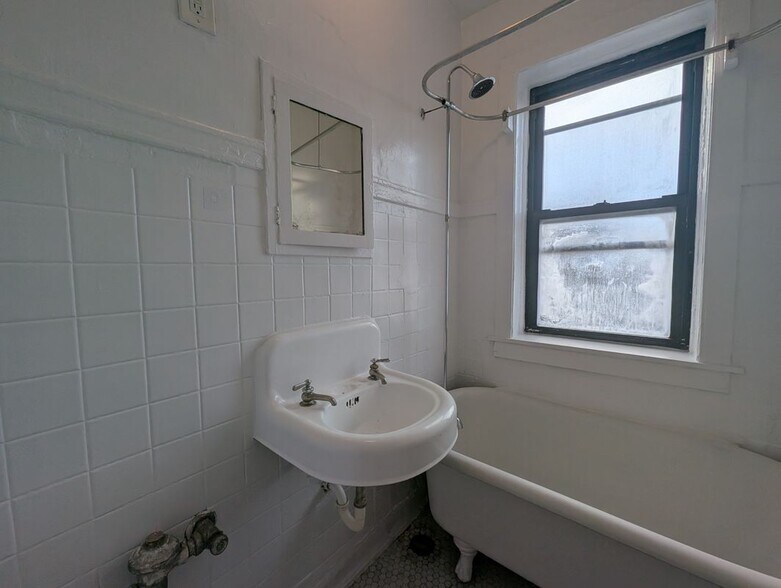 Building Photo - 2700 N Spaulding Ave