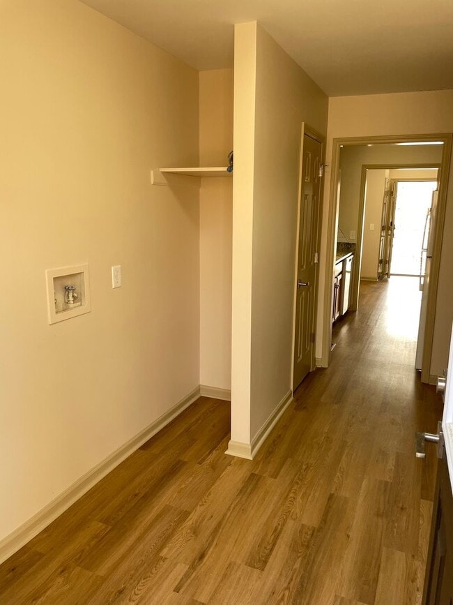 Building Photo - 1307