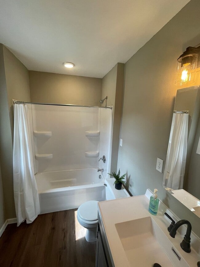 Building Photo - Charming 3 bedroom, 2 bathroom home in the...