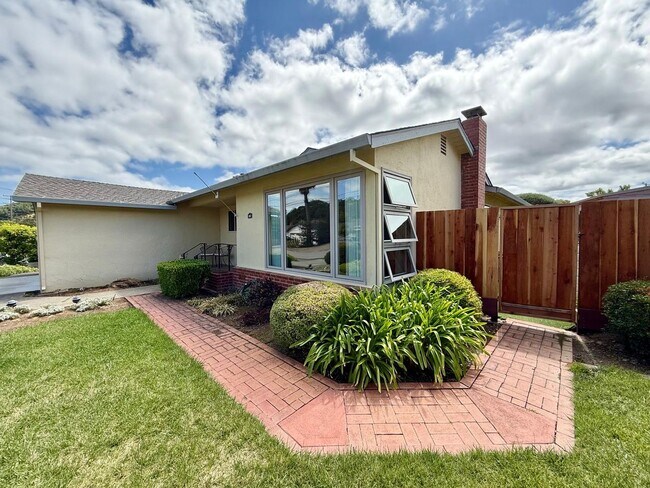 Building Photo - THREE BED / TWO BATH SINGLE LEVEL TERRA LINDA HOME WITH FAMILY ROOM AND A/C