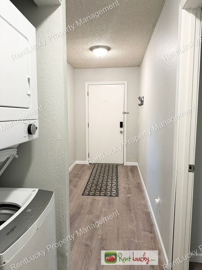 Building Photo - 2 Bed, 1 Bath in Federal Way Available NOW! Utilities Included and Extra Storage~