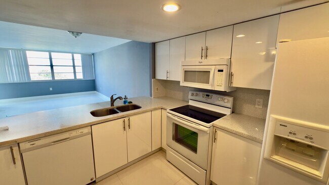Building Photo - Spacious One Bedroom Two Bath Condo with Parking at Buckley Towers in North Miami Beach