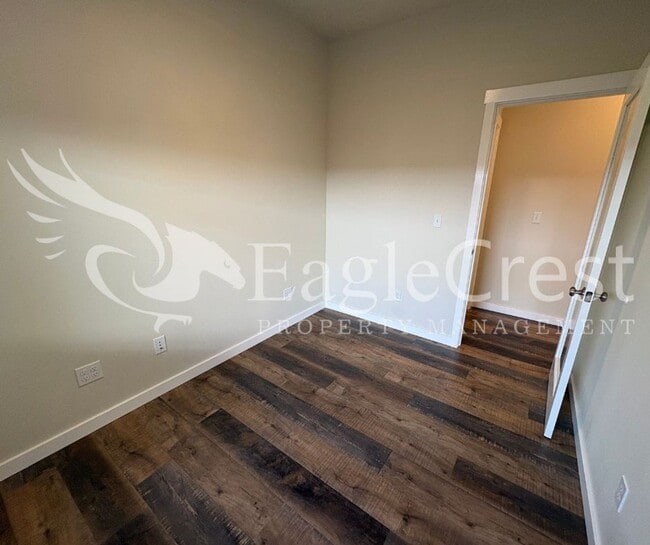 Building Photo - Three Bedroom, Two Bathroom Home in Eastgate