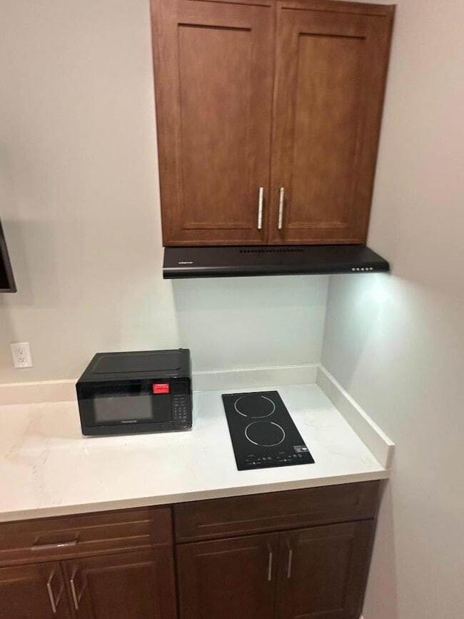 Building Photo - 2430 Eaton Ave