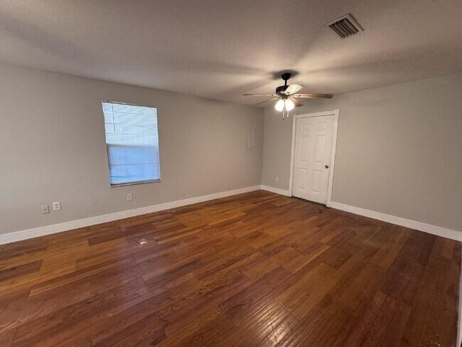 Building Photo - Charming 3-Bedroom Home with Bonus Room on Spacious Lot – Lake City