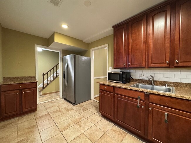 Building Photo - Spacious 3 Bed 2.5 Bath Townhome In Beautiful Sudley