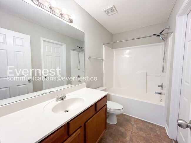 Building Photo - 2 Bed, 2.5 Bath Home with Fenced Yard & Garage / Available Now!