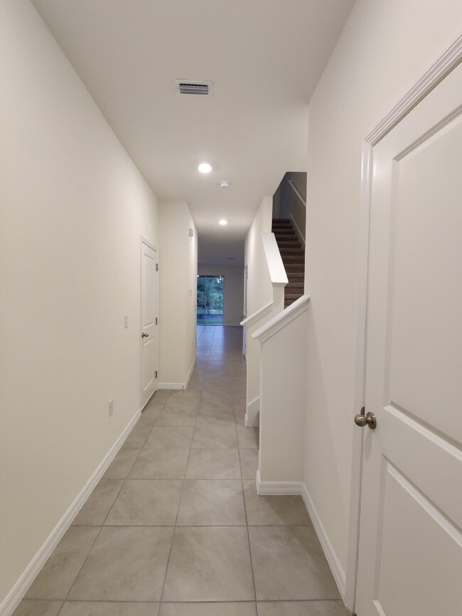 Building Photo - 423 Whispering Oaks Ct