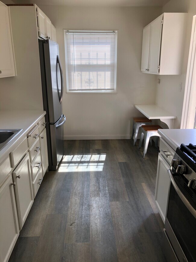 Kitchen - 1418 S Doheny Dr