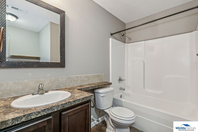 Building Photo - 3 bedroom, 2 bath duplex