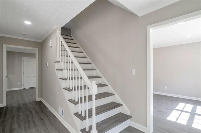 Building Photo - 4620 Central Dr