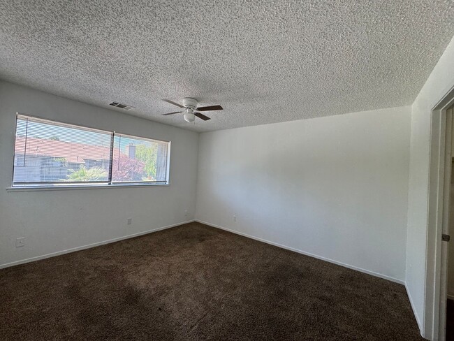 Building Photo - 1190 S Winery Ave