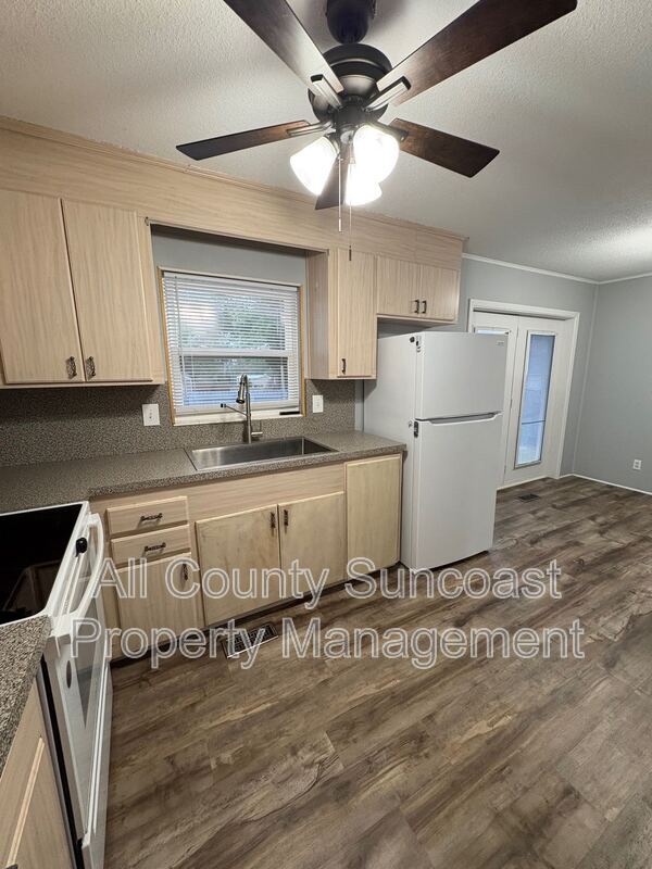 Building Photo - 208 NE Rowena St