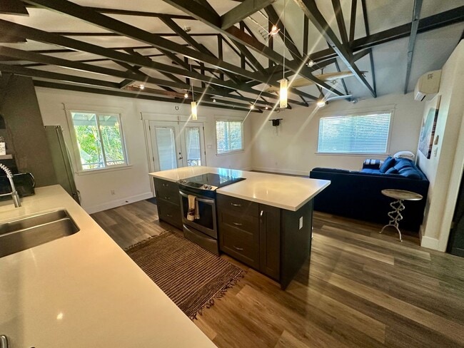 Building Photo - Spacious 3-Bed / 1.5-Bath Main House in Paia